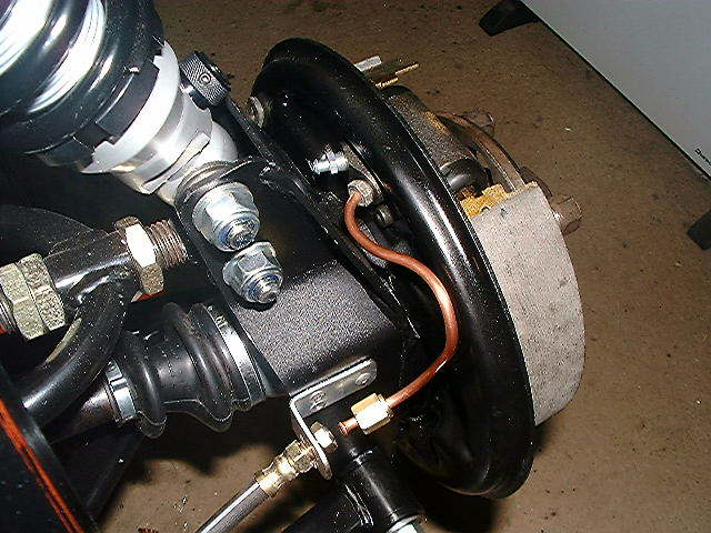 Rear upright brake pipe routin