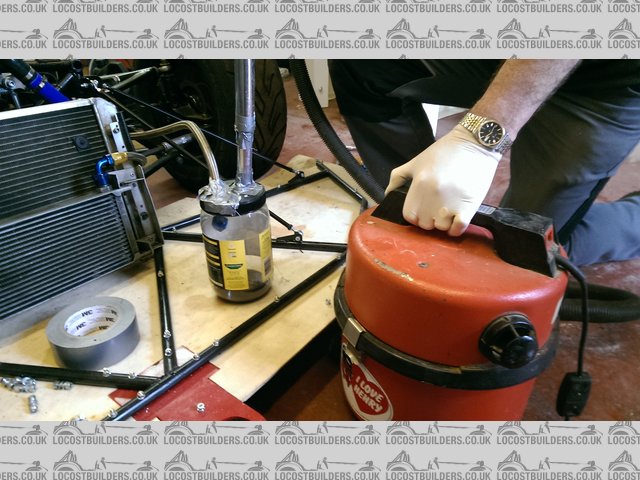Oil pump vacuum primer
