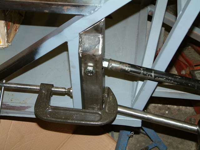 Rear suspension bracket outside chassis